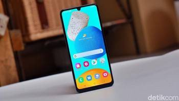 Galaxy M32 telah mendukung refresh rate 90Hz, sehingga memberikan pengalaman mulus saat scrolling layar dan bermain game. Selain itu diberikan kecerahan hingga 800 nitsagar tetap jelas meski digunakan di bawah sinar Matahari. Foto: Adi Fida Rahman/detikINET
