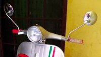 Pria yang akrab disapa Iki itu memang telah menggeluti pembuatan dan modifikasi kendaraan listrik sejak 2017 lalu. Tetapi, tantangan untuk membuat memadukan Vespa dan segway baru datang ketika ia bertemu dengan kolektor vespa asal Bandung, Haji Unang awal tahun 2021. Foto: Istimewa/dok.Rixy Julian Rahmat
