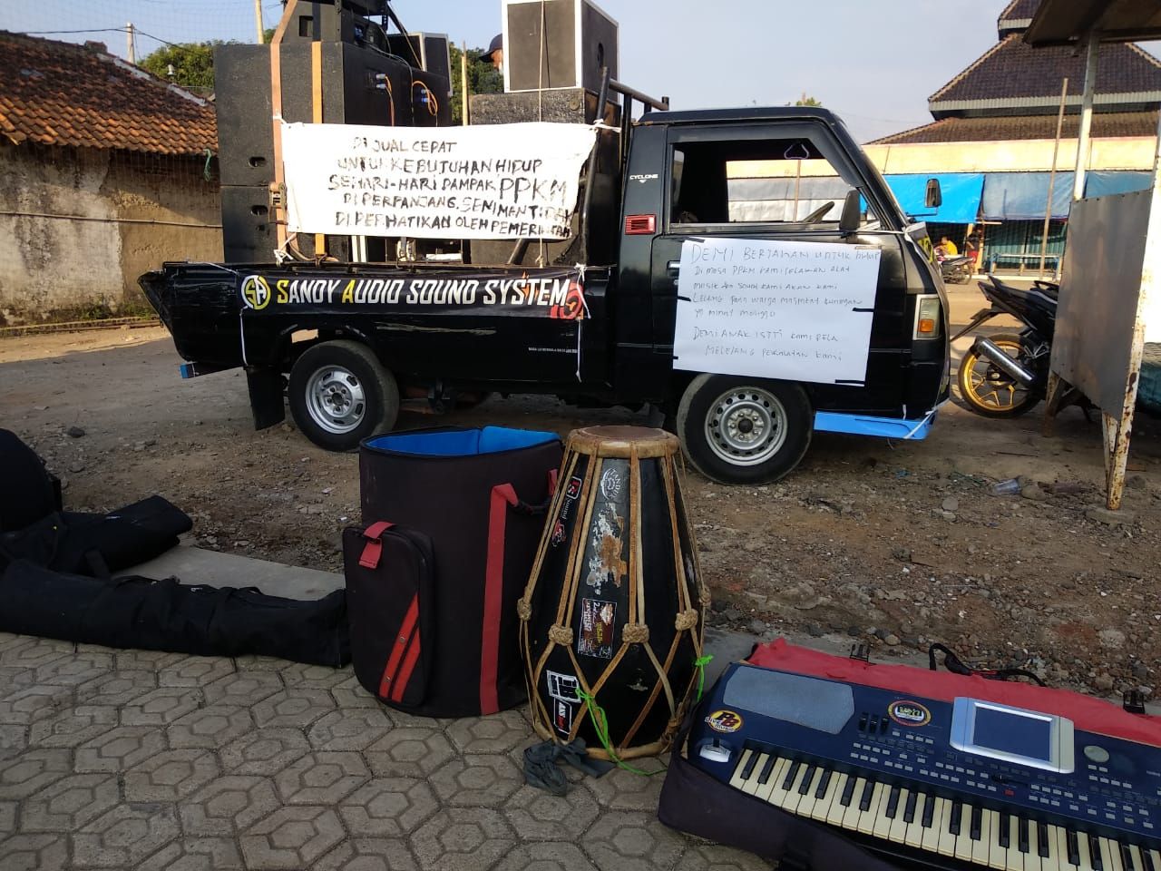 Seniman di Kuningan jual alat musik di tengah pandemi