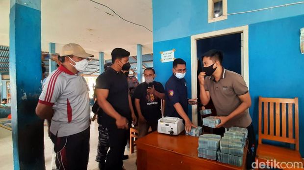 Seorang kepala bank pelat merah tewas dalam insiden tabrakan 2 speedboat di Halmahera Selatan. Korban membawa uang tunai senilai Rp 4 miliar. (dok Polres Halsel)