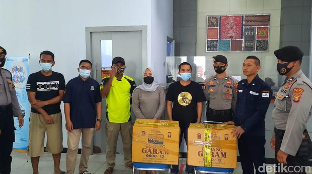 Seorang kepala bank pelat merah tewas dalam insiden tabrakan 2 speedboat di Halmahera Selatan. Korban membawa uang tunai senilai Rp 4 miliar. (dok Polres Halsel)