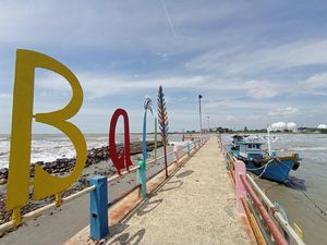 Foto: Pantai Bali tapi di Indramayu, Sunyi Sepi Gegara Pandemi