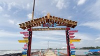 Pihak pengelola pantai Bali dan pedagangnya mengibarkan bendera putih. Mayoritas pedagang hanya menggantungkan hidupnya dari wisatawan yang berkunjung ke Pantai Bali Indramayu. (Soedirman Wamad/detikTravel)