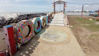 Sekarang, pantai Bali Indramayu kondisinya memprihatinkan. Pantai ini sepi ditinggalkan wisatawan gegara kebijakan PPKM. (Soedirman Wamad/detikTravel)