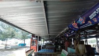Banyak pedagang pantai pun terpaksa mengajukan pinjaman modal untuk menghidupi keluarganya. Tapi pihak pengelola tidak bisa membantu banyak karena uang kas sudah minus Rp 50 juta. Para pedagang pun memilih untuk menutup warungnya. (Soedirman Wamad/detikTravel)