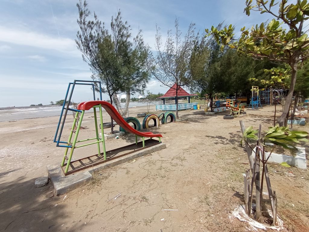 Sepinya Pantai Bali Indramayu, Perjuangan Pengelola-Pedagang Melanjutkan Hidupnya
