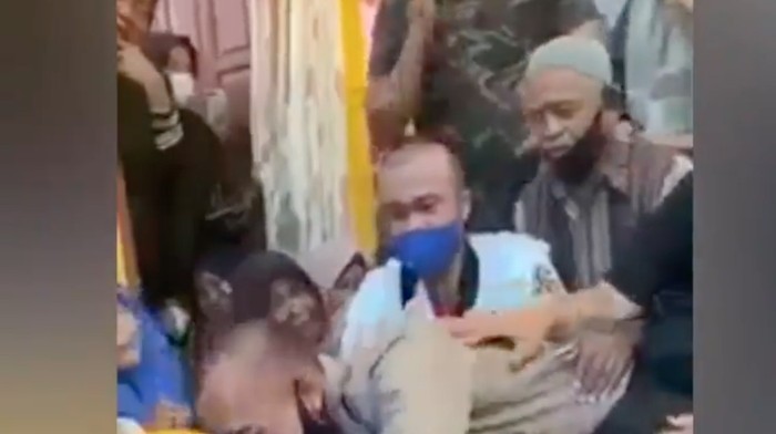 Tangkapan layar video viral pria peluk jenazah ayah usai lulus jadi Bintara Polri. (dok. Istimewa)