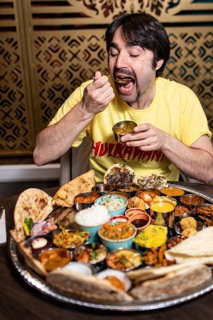 Kalau Bisa Habiskan 7 Kg Kari, Restoran Ini Bakal Beri Kamu Uang Tunai!