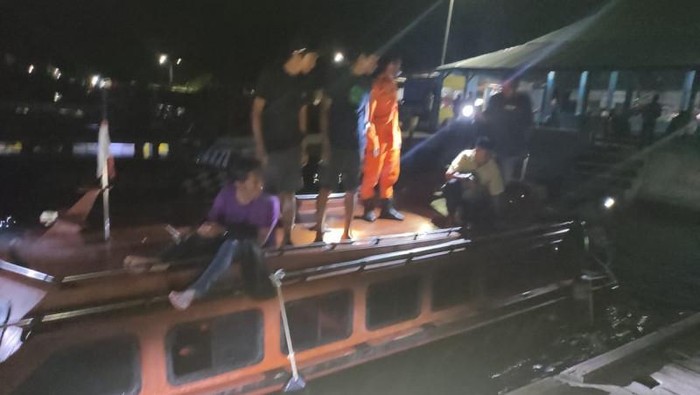 Tim SAR Ternate bersiap melakukan operasi pertolongan atas kecelakaan speedboat Habibi dan Hasiqah yang mengalami tabrakan di Perairan Pulau Bacan (FOTO ANTARA/Abdul Fatah)