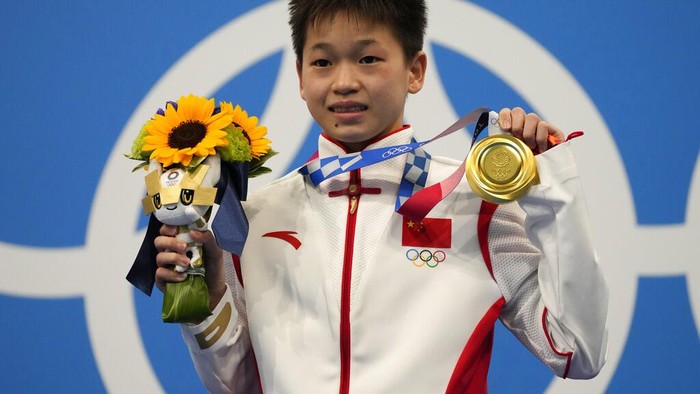 Quan Hongchan of China pose for a photo after winning gold medal in womens diving 10m platform final at the Tokyo Aquatics Centre at the 2020 Summer Olympics, Thursday, Aug. 5, 2021, in Tokyo, Japan. (AP Photo/Dmitri Lovetsky)