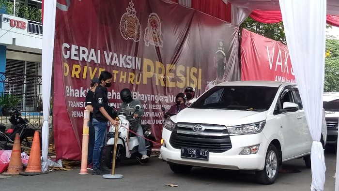 Vaksinasi drive thru Polres Jaksel (Kadel/detikcom)