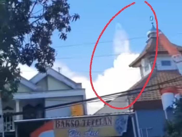 video viral penampakan awan seperti sosok sedang berdiri