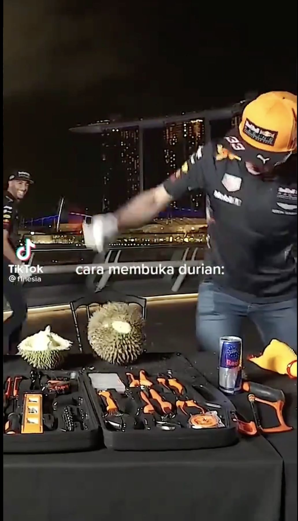 Viral Bule Hancurkan dan Buang-buang Durian, Netizen Geram!