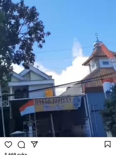 Viral Penampakan Awan Berbentuk Sosok Berdiri di Langit Surabaya
