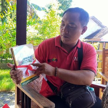 Warga Banyuwangi Sebar Buku Gratis untuk Pasien Isoman