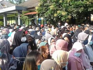 Video Warga Berdesakan saat Vaksinasi di Ciasem Subang