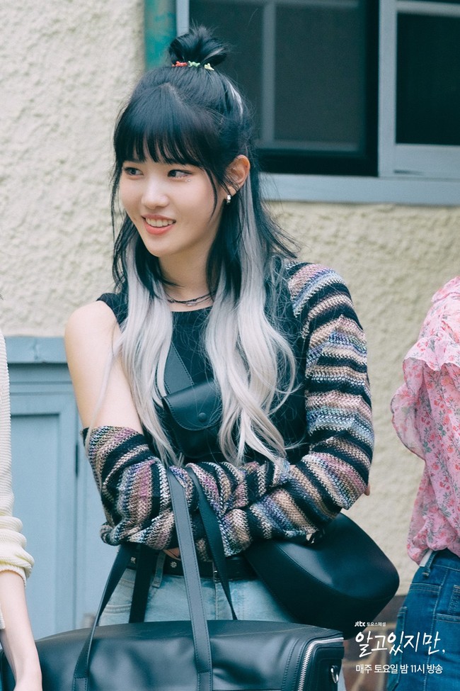 Oh Bit Na (pemain Yang Hye Ji) mencuri perhatian penonton Nevertheless dengan warna rambutnya. Mahasiswa Seni itu memiliki kepribadian bebas yang tergambar dalam gaya berpakaiannya. Foto: dok. tvN