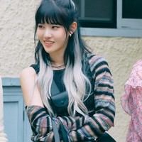 Oh Bit Na (pemain Yang Hye Ji) mencuri perhatian penonton Nevertheless dengan warna rambutnya. Mahasiswa Seni itu memiliki kepribadian bebas yang tergambar dalam gaya berpakaiannya. Foto: dok. tvN