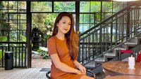 Di Instagram, Lidya juga sering memamerkan konten seputar make-up. Tak heran penampilannya pun begitu maksimal, termasuk ketika santai di kafe ini.