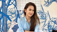  Lidya ternyata seorang penggemar kopi. In a relationship with coffee, tulisnya di keterangan foto.