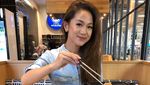 10 Potret Lidya, Pacar Cantik Nobu Saat Hangout di Kafe