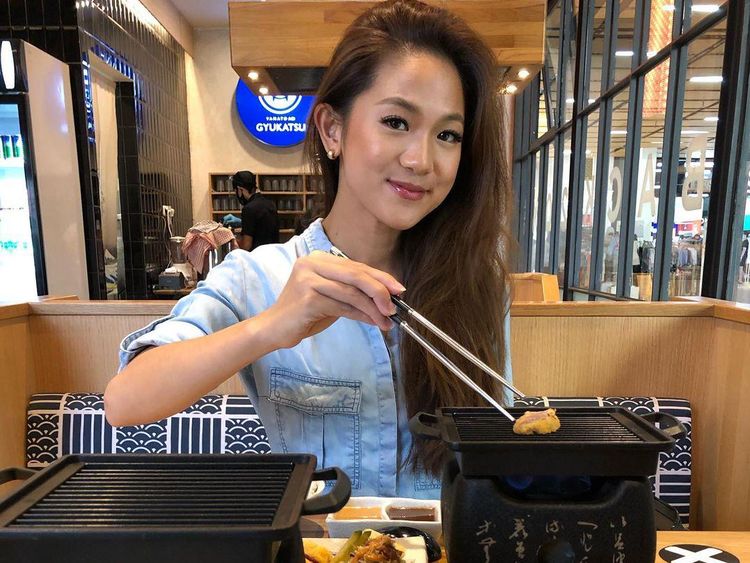 10 Potret Lidya, Pacar Cantik Nobu Saat Hangout di Kafe