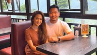 Lidya sering kali hangout di kafe dan restoran bareng Nobu. Seperti terlihat dalam foto ini dimana Lidya juga mengungkapkan rasa terima kasihnya pada Nobu karena sudah mengajarkan banyak ketulusan dan kemurahan hati.