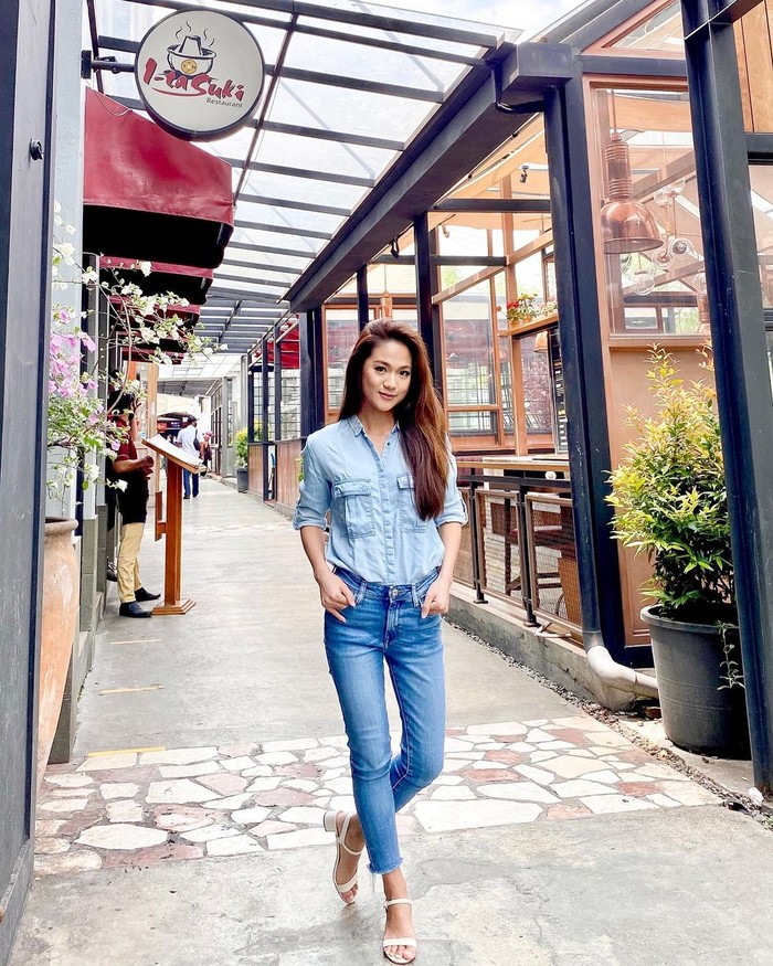 10 Potret Lidya, Pacar Cantik Nobu Saat Santai di Kafe 10 Potret Lidya, Pacar Cantik Nobu Saat Santai di Kafe