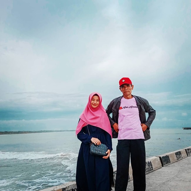 Dalam video yang berdurasi 33 detik itu terlihat Ana Amalia mengenakan hijab syari dan busana serba putih. Begitu juga dengan suami Ana yang kompak memakai jas putih dilengkapi peci hitam. Unggahan Ana sudah ditonton lebih dari 3,3 juta Views dan mendapatkan beragam komentar dari warganet. Ada yang memberikan ucapan selamat dan menanggapi perbedaan usia keduanya. Foto: Instagram @amaliaana54