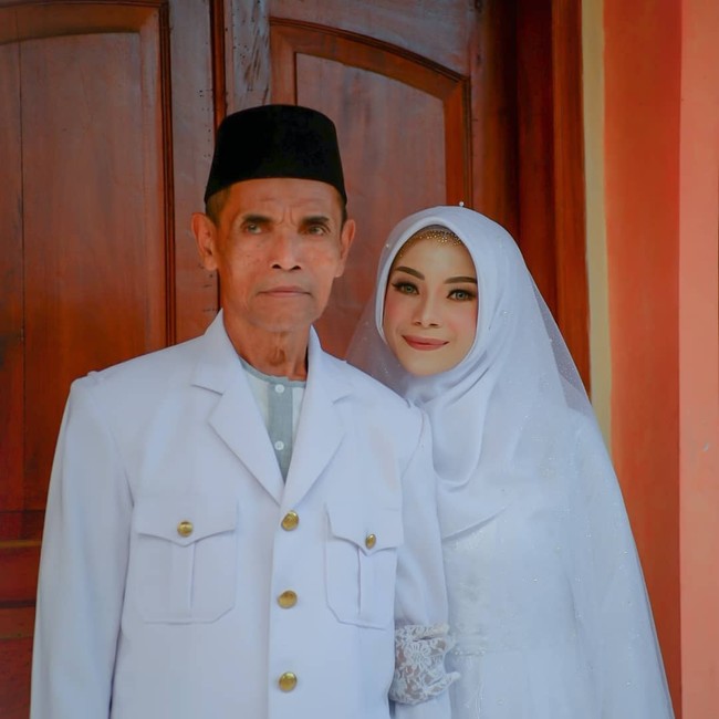 Wolipop sudah mewawancarai Ana Amalia yang viral usai mengunggah kisah pernikahan beda usia. Dia menikah dengan pria berusia 36 tahun lebih tua darinya bernama Emen Hidayat. Ana mengaku orang tuanya sudah menjodohkan dirinya dan Emen Hidayat. “Kenal tahun 2018 saat di jodohkan oleh orang tua. Usia aku 27 tahun dan suami 63 tahun, ungkap Ana kepada Wolipop lewat WhatsApp. Foto: Instagram @amaliaana54