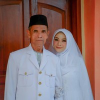 Wolipop sudah mewawancarai Ana Amalia yang viral usai mengunggah kisah pernikahan beda usia. Dia menikah dengan pria berusia 36 tahun lebih tua darinya bernama Emen Hidayat. Ana mengaku orang tuanya sudah menjodohkan dirinya dan Emen Hidayat. “Kenal tahun 2018 saat di jodohkan oleh orang tua. Usia aku 27 tahun dan suami 63 tahun, ungkap Ana kepada Wolipop lewat WhatsApp. Foto: Instagram @amaliaana54