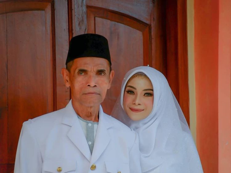10 Foto Pasangan Viral Beda 36 Tahun, Si Pria Dikira Bapak Ternyata Suami