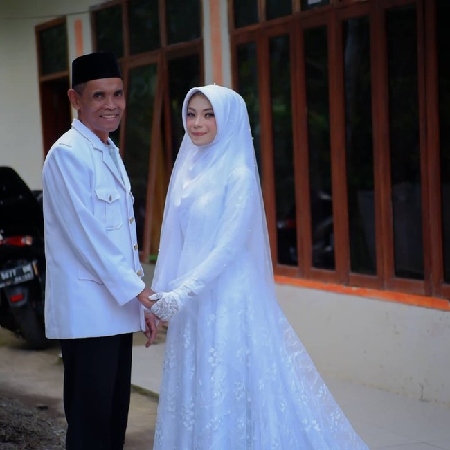 Ana mengaku ibunya lah yang awalnya menjodohkan dia dengan Emen Hidayat. Sang ayah yang tidak mengetahui perjodohan itu pun terkejut. “Saya dijodohkan mama. Orang tua saya cerai saat saya bayi. Bapak saya kaget ketika tahu mama jodohkan saya dengan suami, kata Ana. Anak sulung dari tiga orang bersaudara ini menuturkan sosok suaminya. Beliau sosok Imam yang baik, penyayang, pengertian dan bisa memahami istri, selalu support apapun yang istri lakukan, jelasnya. Foto: Instagram @amaliaana54