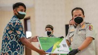 Seluruh iurannya dibayarkan melalui APBD sebagai bentuk kepedulian Pemerintah Kabupaten Jember kepada Ketua RT RW yang telah memberikan pelayanan maksimal terlebih pada kondisi pandemi seperti saat ini.