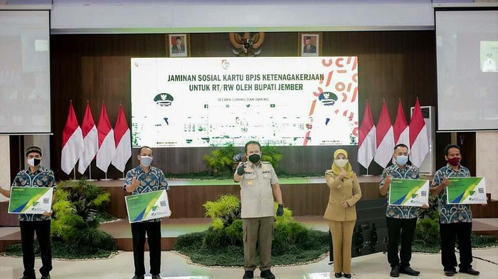 Sebanyak 16.490 Ketua RT dan RW di Kabupaten Jember mendapatkan perlindungan jaminan sosial dari BPJamsostek. Seluruh iurannya dibayarkan melalui APBD.