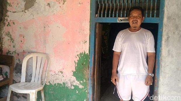 Bangunan rumah warga di Kelurahan Panjang Wetan, Kecamatan Pekalongan Utara, Kota Pekalongan, Jawa Tengah, semakin pendek, Sabtu (7/8/2021).