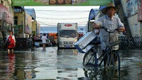 Banjir melanda di Kota Xinxiang, Provinsi Henan, Cina (26/7/2021). Sejumlah daerah di Cina mengalami banjir di musim panas tahun ini. AP Photo/Dake Kang  