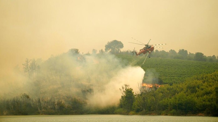 Cuaca ekstrim menerjang bumi dalam beberapa pekan ke belakang. Udara panas berpacu dengan kekeringan dan kebakaran. Di tempat lain, banjir dan tanah longsor mengintai.