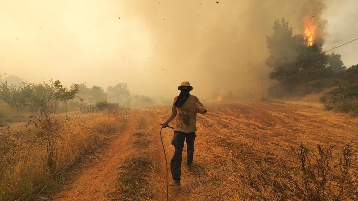 Cuaca ekstrim menerjang bumi dalam beberapa pekan ke belakang. Udara panas berpacu dengan kekeringan dan kebakaran. Di tempat lain, banjir dan tanah longsor mengintai.