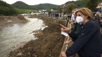Pejabat pemerintah meninjau kerusakan akibat banjir bandang di Mascho, Jerman (28/7). Banjir yang disebabkan curah hujan tinggi tersebut menyebabkan sejumlah orang tewas. Thomas Frey/dpa via AP  