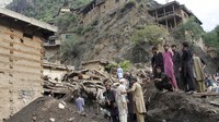 Warga berada di sekitar lokasi tanah longsor akibat hujan dan banjir di Provinsi Nuristan, sebelah timur ibu kota Kabul;, Afghanistan (31/7). Bencana tersebut menewaskan ratusan orang.  AP Photo/Ubidullah Abid  