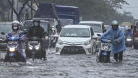 Pengendara mendorong sepeda motor yang mogok saat melintasi genangan air di Jalan Margonda Raya, Depok, Jawa Barat, Kamis (5/8). Genangan setinggi 30 cm hingga 60 cm merendam kawasan tersebut akibat tingginya curah hujan serta drainase yang buruk. ANTARA FOTO/Asprilla Dwi Adha.  