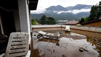 Sisa banjir di sebuah rumah di dekat Danau Como, Italia (28/7).  Sejumlah rumah di dekat danau tersebut tersapu longsor dan banjir. Belum ada angka kematian hingga berita ini dilaporkan. Claudio Furlan/La Presse via AP  
