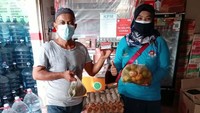 Masyarakat sedang melakukan pencairan bantuan sosial secara non-tunai melalui Agen46 di Jakarta.