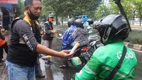Aksi ini dilakukan di Jalan Raya Cempaka Putih, Jakarta.