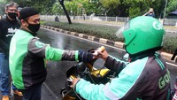 Tampak driver Ojol ikut berbagi kepada pengemudi Ojol lainnya.