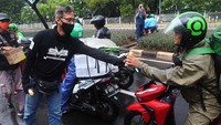BigRoot Care X Sang Pisang berkolaborasi dengan Komunitas Solidaritas Mitra Bersama (SMB) membagikan hand sanitizer spray kepada pengemudi ojek online.