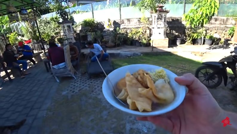 Bule Amerika Cicip Bakso Malang