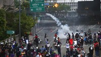 Polisi Thailand menembakkan gas air mata dan peluru karet ke ratusan orang yang menggelar aksi unjuk rasa di Bangkok, ibu kota Thailand, hari Sabtu (7/8) ini. Dalam aksinya, para demonstran menuntut reformasi politik dan menyerukan perubahan pada program vaksinasi virus Corona negara itu.