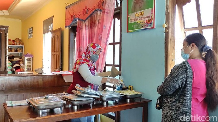 Banyak cara dapat dilakukan untuk meringankan beban sesama saat pandemi COVID-19. Pengusaha kuliner Diah Katikasari (34) pantang memberhentikan karyawan meski usaha tengah sulit.